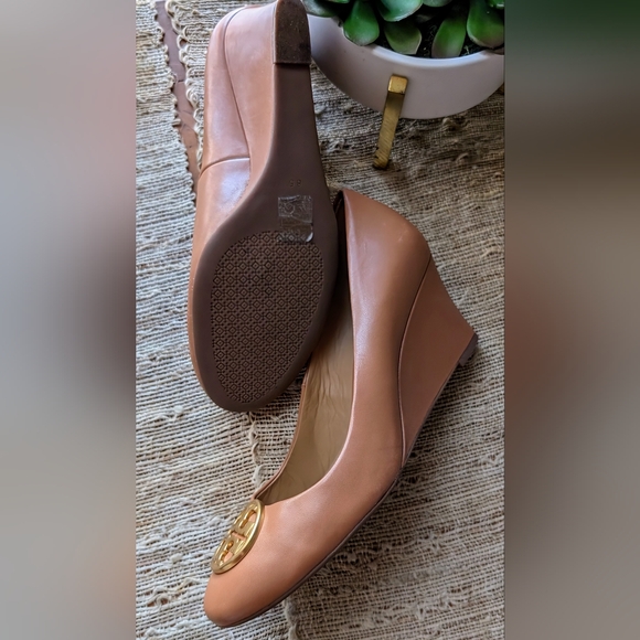 Tory Burch Benton closed toe wedges - Picture 4 of 4